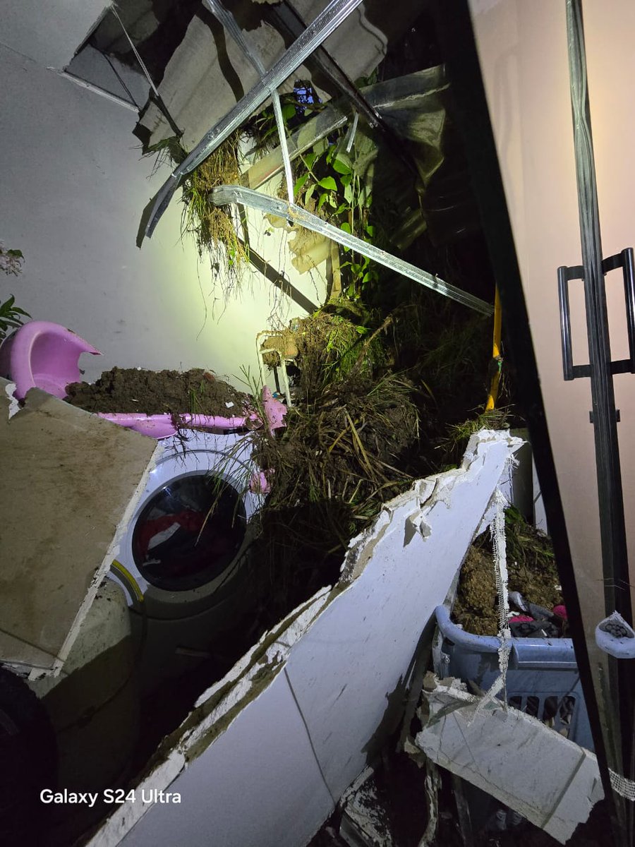 🔴#Atención | #Cuenca | Personal de Bomberos Cuenca  brinda apoyo a las familias afectadas por el deslizamiento de tierra en las calles Pitágoras y Floresta, sector Miraflores,  la mañana de este lunes. 
Se coordina con <a href="/RiesgosCuenca/">Dirección de Gestión de Riesgos</a>.