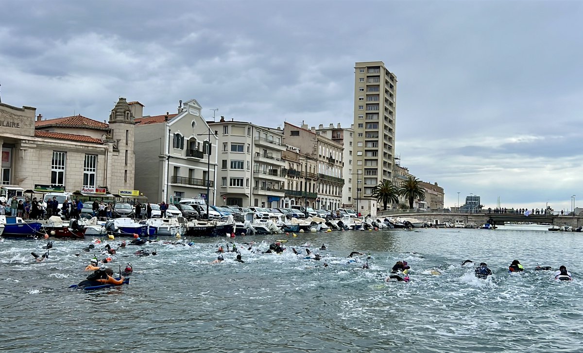 À Sète, on peut aussi se baigner en ville, dans une eau saine ! 🏊‍♂️ Ce week-end, il ne fallait pas rater la traversée de la ville à la nage : plus de 250 nageurs se sont jetés à l’eau ! Et elle était...fraîche ! 
Bravo à eux !
