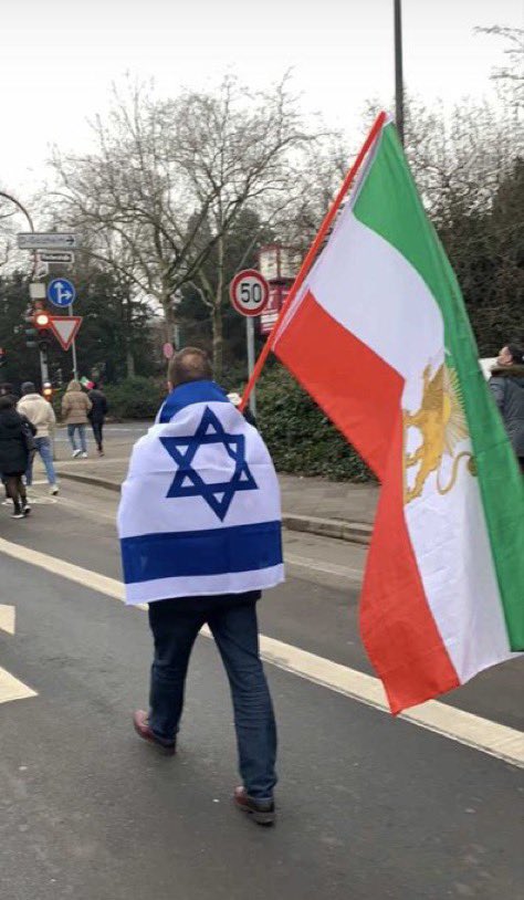 <a href="/pershia22314145/">Great Persia</a> <a href="/ManotoNews/">اتاق خبر منوتو</a> پرچم یک پیام است به خارجی ها
بی بی تا ماموریتش انجام ندهد نمیرود
خاورمیانه مملو از کشورهای جعلی، ایران بدون #پرچم_شیر_و_خورشید ایران نمی شود.
تاریخ ایران گواهی بر حق حاکمیت اسرائیل بر سرزمینش هست و این راز صلح خاورمیانه است