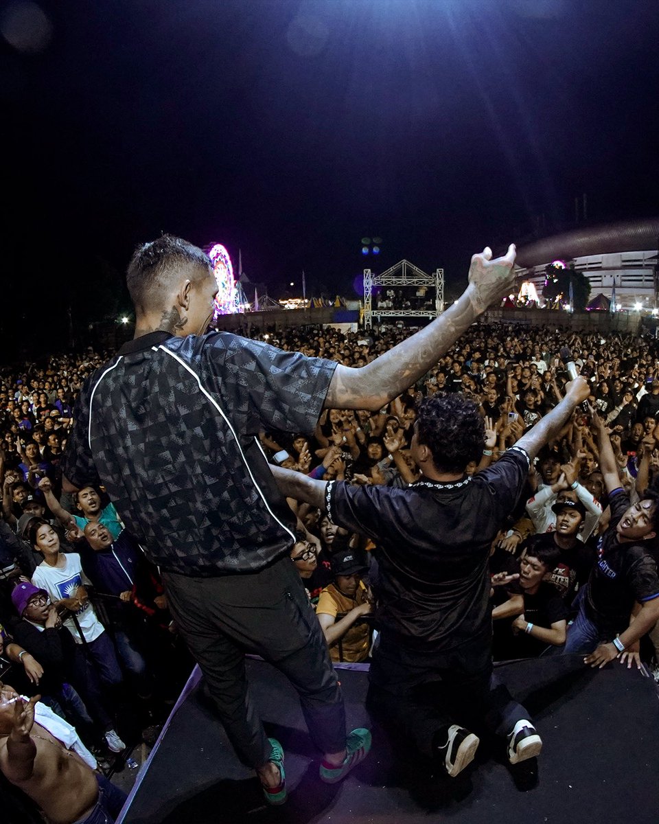 terracestage's tweet photo. Penutupan dari perayaan PRIDE &amp; GLORY. Sekaligus jadi salam penyambutan musim baru. Bersama @DOM65Band telah tiba di divisi utama. FORTUNA, RETIRED!

🎢🎡🎠🎯🎲🥁🤹🏽🎭🎪🎤🎫🎸☠️🎃🎉⚽️🎆

#FROMTERRACETOTHESTAGE #FTTS2025 https://t.co/6ixkHEwN2o