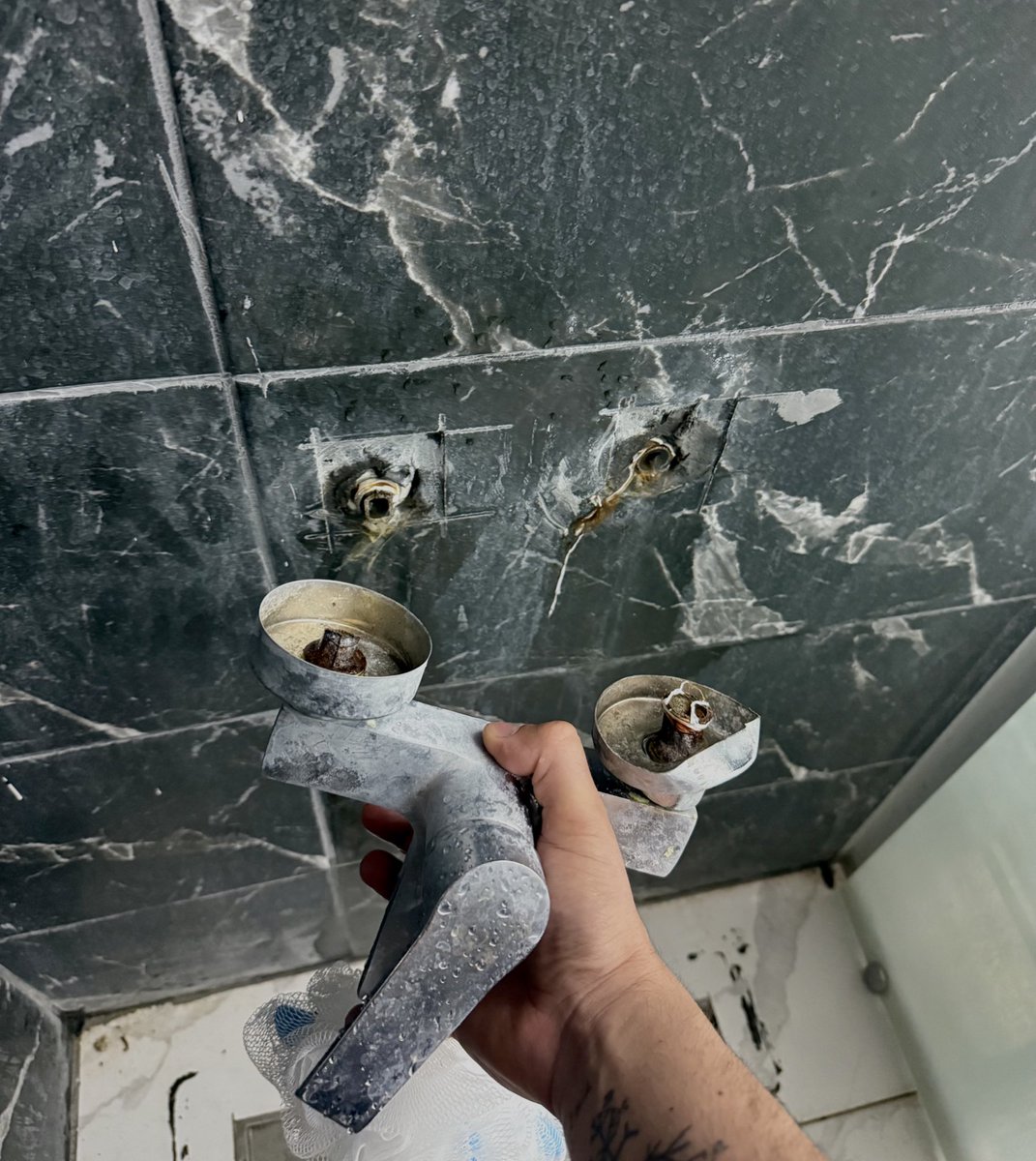 Az önce duşta götümle çarparak şunu kırdım.

Biranda duvardaki iki delikten, toma tazyikli suyla müdahale ediyormuş gibi su fışkırmaya başladı.

Bornozu bulamadım el havlusuyla takım taklavatı örtmeye çalışarak apartman vanasını kapatmaya dışarı koştum. Recep İvedik sahnesi