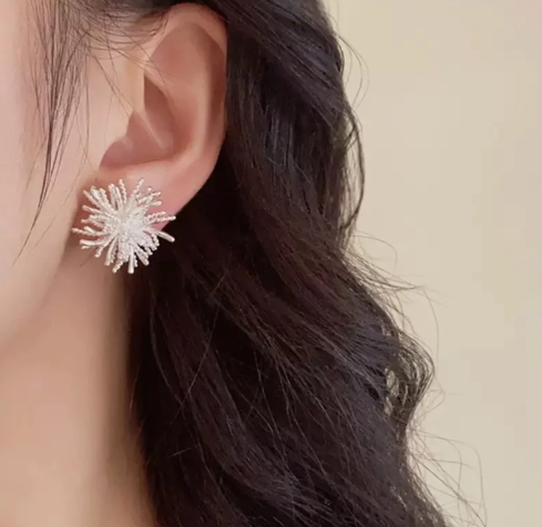 Selenebso's tweet photo. Silver branches gently dance by my ears 🌬️
Within the softness, a determined heart is quietly hidden. https://t.co/CIyCwQ4rEK