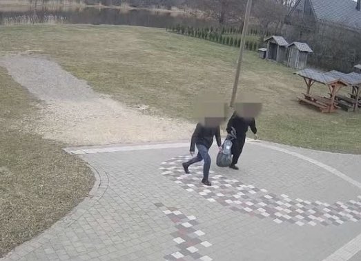 🇱🇻 Novērošanas kameras parāda šausmas Carnikavā, migranti noķer gulbi un to ieliek atkritumu maisā. Progresīvie aicina izturēties ar sapratni pret citu kultūru ienākšanu, tā esot vēlama.

Šoreiz nodarījums fiksēts, jo pie VP vērsās nobijušies jaunieši.