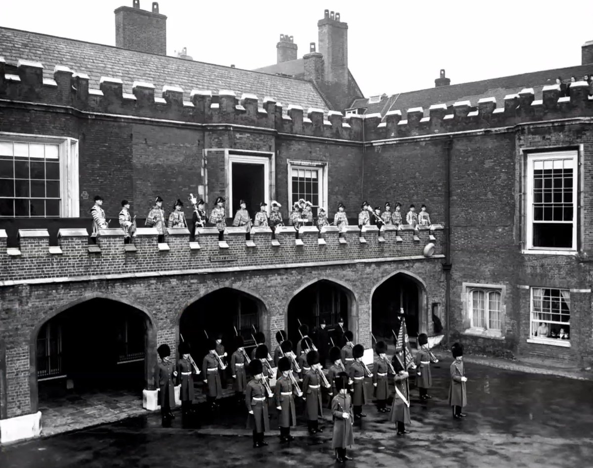 CourtStudies's tweet image. Heralds proclaiming new monarchs. (Patric Dickinson (Former Clarenceux King of Arms) presenting about “Heralds as Courtiers”.)