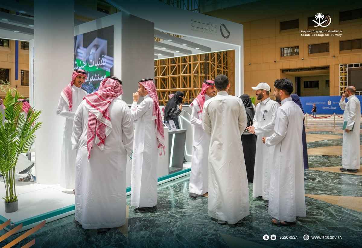 جانب من مشاركة  #هيئة_المساحة_الجيولوجية_السعودية ضمن جناح منظومة
#الصناعة_والثروة_المعدنية في المعرض التعريفي لبرامج التدريب والتوظيف في منظومة الصناعة والتعدين لطلاب جامعة الملك سعود في اليوم الثاني، للتعريف بدور وأعمال الهيئة وجهودها في تنفيذ المشاريع الاستراتيجية والمبادرات
