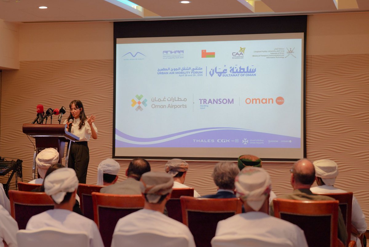 OmanAirports's tweet photo. تحت رعاية المهندس حمود بن مصبح العلوي، الرئيس التنفيذي لمطارات عُمان بالإنابة، انطلقت اليوم أعمال ملتقى التنقل الجوي الحضري الذي تنظمه وزارة النقل والاتصالات وتقنية المعلومات بمشاركة واسعة من الجهات الحكومية والخاصة والأكاديمية، إلى جانب مؤسسات دولية متخصصة. 

ويهدف الملتقى، الذي يستمر يومين، إلى إطلاق حوار استراتيجي حول تطوير منظومة التنقل الجوي الحضري في سلطنة عُمان ضمن منظومة النقل المتكاملة. وخلال الفعالية، تم تكريم شركة مطارات عُمان تقديراً لجهودها البارزة في دعم مبادرات التنقل الجوي وتطوير البنية الأساسية لقطاع الطيران، تأكيداً على التزامها برؤية عُمان 2040 نحو نقل متكامل ومستدام.