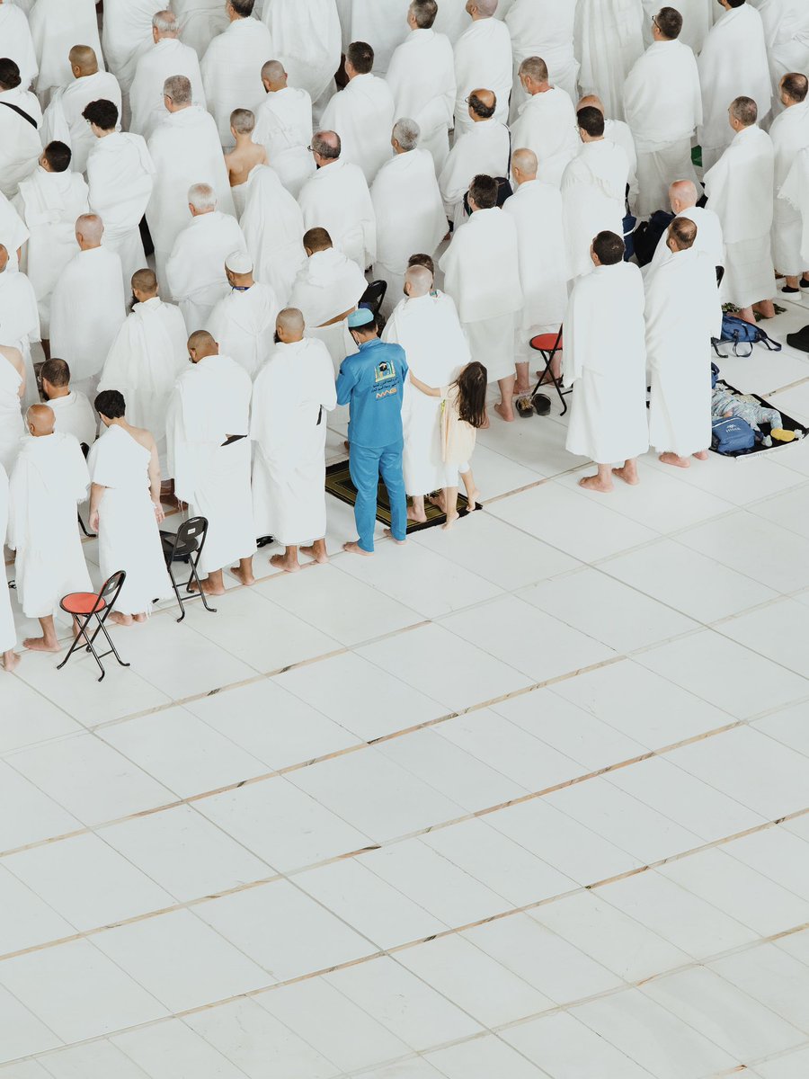وحدها الفطرة الطاهرة تعرف الطريق قبل أن تُلقنه،
فتخترق البراءة صمت المكان،
حيث يلتقي الإيمان بنقاء الطفولة تحت ظلال الرحمة