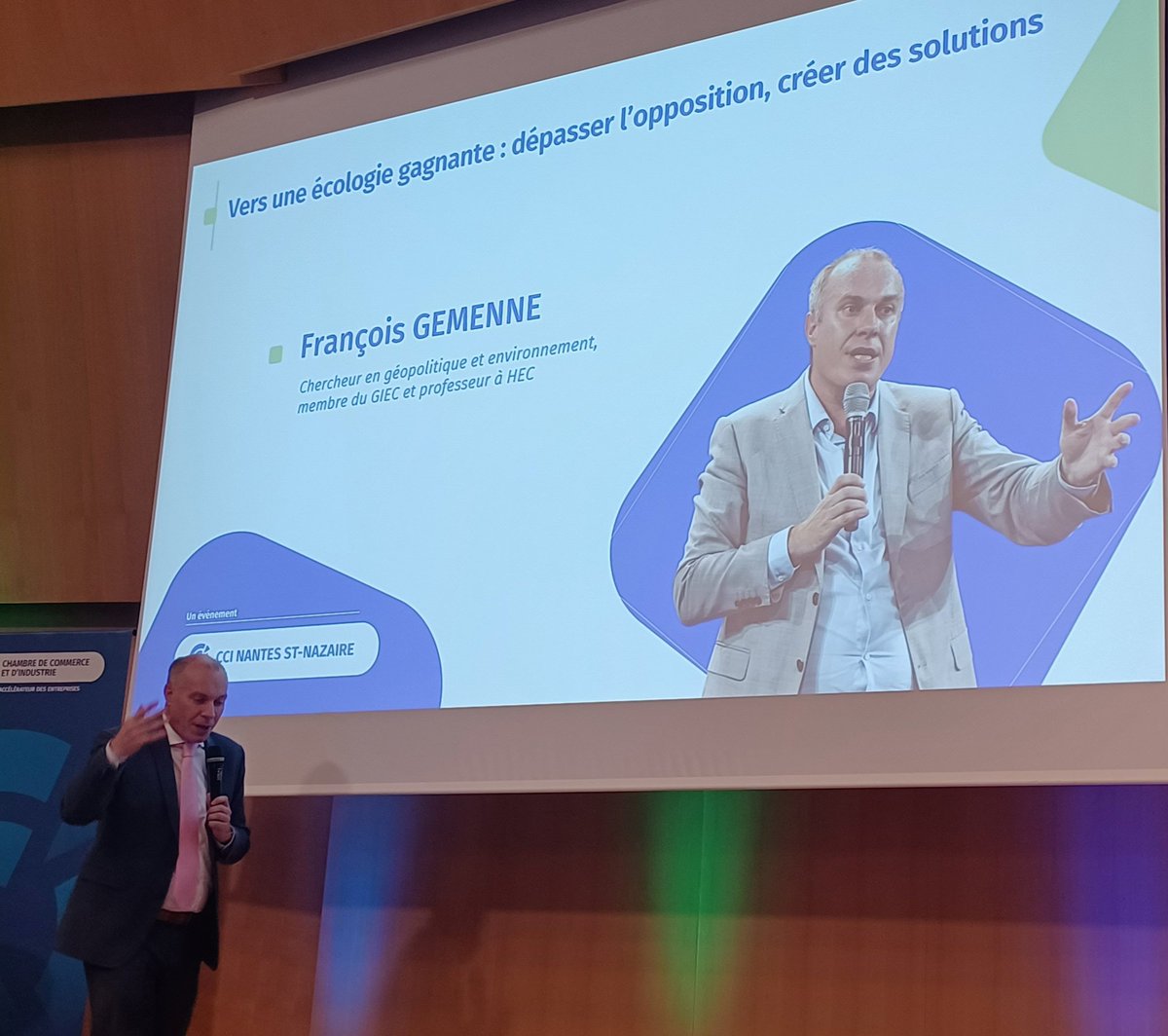 Très intéressante conférence ce soir organisée par la #ccinantesstñazaire pour faire de la transition écologique un projet qui nous rassemble.