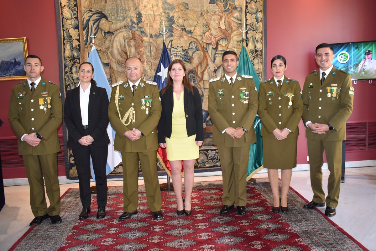 Embajada de Chile en Argentina (@embachilearg) on Twitter photo El Emb. Viera Gallo junto al Crl. Claudio Donoso, conmemoraron el 98° Aniversario de Carabineros de 🇨🇱, junto a autoridades civiles y policiales. Asimismo fue investido con el grado de Mayor, el Capitan Felipe Belmar Nazal. <a href="/Minrel_Chile/">Cancillería Chile 🇨🇱</a> <a href="/Carabdechile/">Carabineros de Chile</a> <a href="/cgChileBaires/">Consulado de Chile en BuenosAires</a> El Emb. Viera Gallo junto al Crl. Claudio Donoso, conmemoraron el 98° Aniversario de Carabineros de 🇨🇱, junto a autoridades civiles y policiales. Asimismo fue investido con el grado de Mayor, el Capitan Felipe Belmar Nazal. <a href="/Minrel_Chile/">Cancillería Chile 🇨🇱</a> <a href="/Carabdechile/">Carabineros de Chile</a> <a href="/cgChileBaires/">Consulado de Chile en BuenosAires</a>