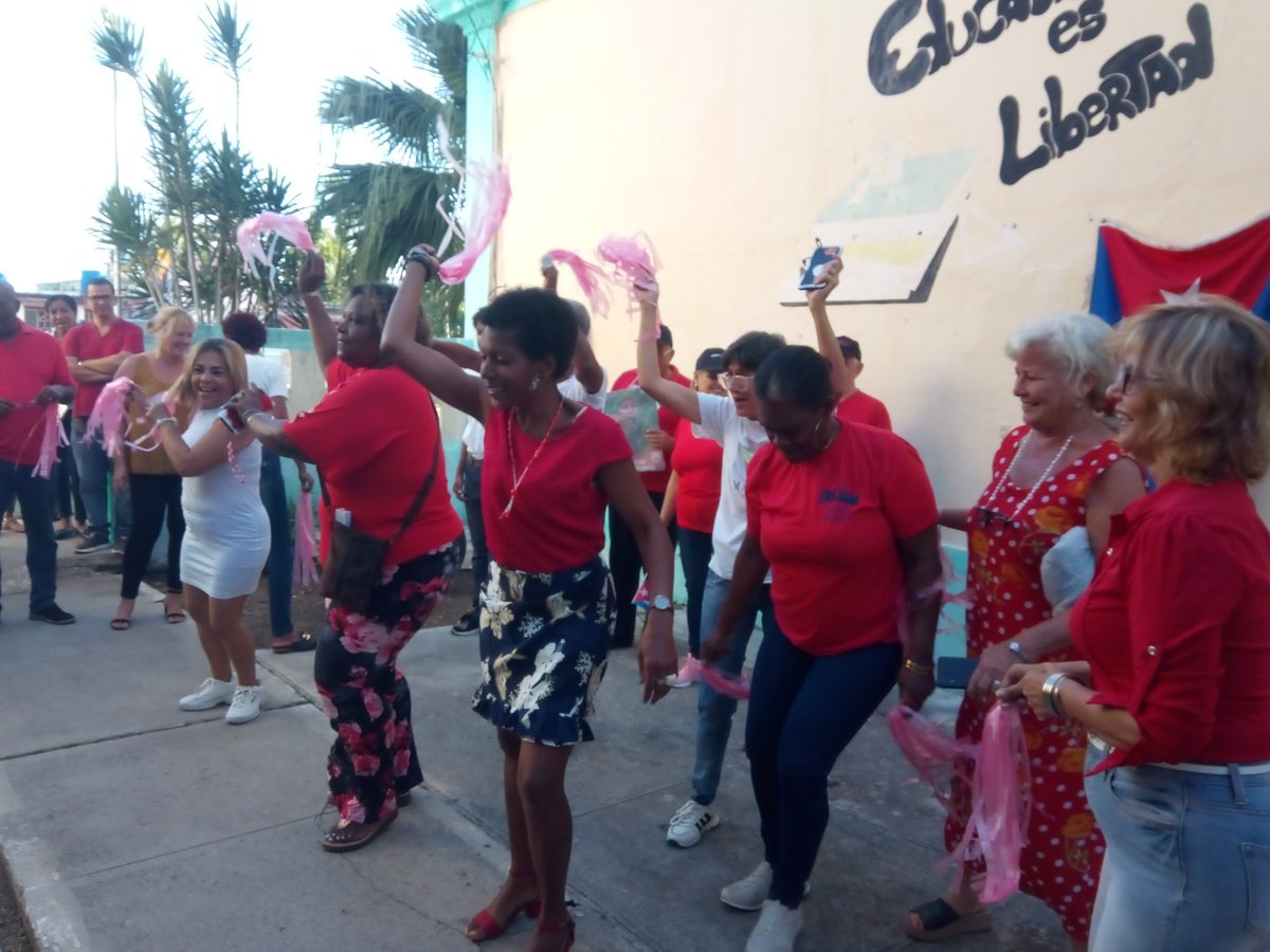 Reafirman los educadores matanceros que este #1Mayo desfilaremos por la Patria firmes y unidos
#DePieyCombatiendo 
#PorCubaJuntosCreamos 
<a href="/naimatrujillob/">Naima Ariatne Trujillo Barreto</a> 
<a href="/mariofsabines/">Mario Sabines Lorenzo</a> 
<a href="/CaridadPoey/">Marieta Poey Caridad</a>