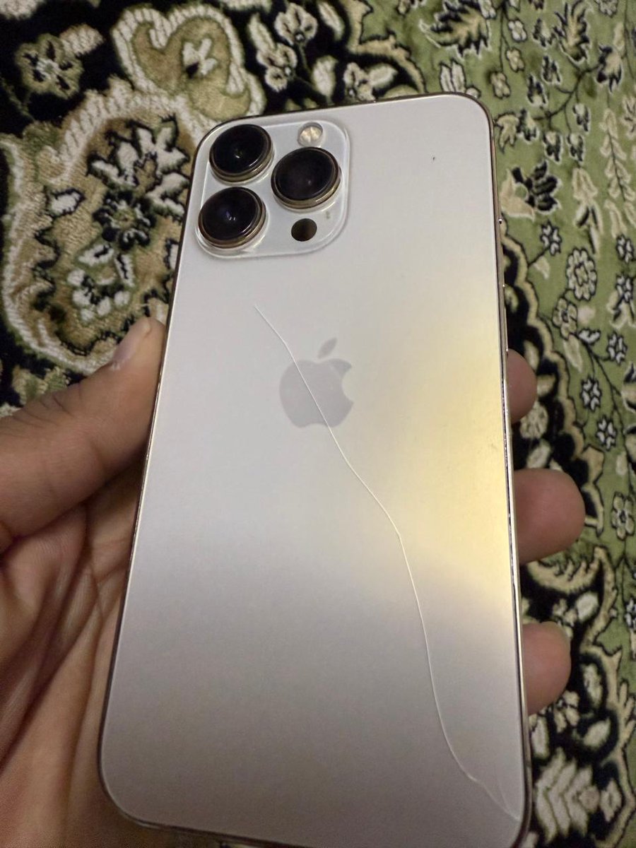 KanadMukade's tweet image. Disappointed to see a crack (slowly) on the back of my iPhone 13 Pro without any drop or damage. Been using iPhones since the 4s, never faced this before. @Apple @AppleSupport @tim_cook   please look into this! #iPhone13Pro #AppleSupport