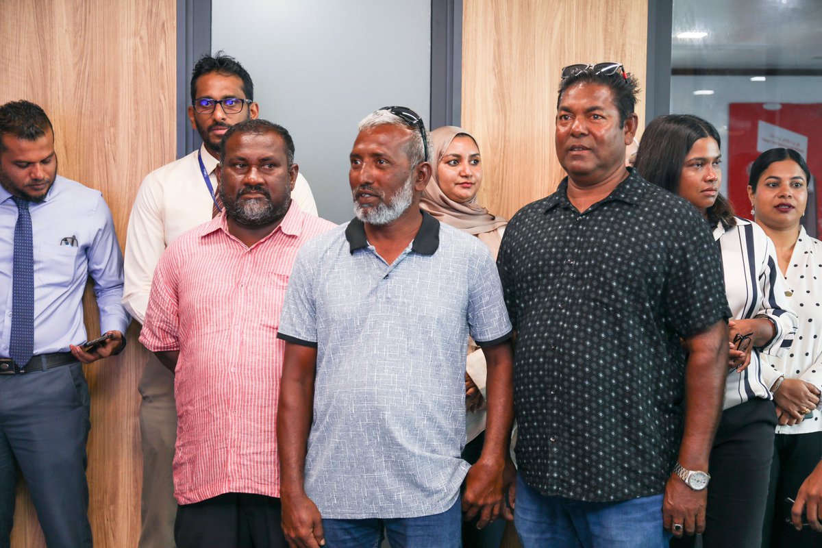 FishermensUnion's tweet photo. ދައުލަތް ދަންނަބަޔަކަށް މަސްވެރިން ހެދުމަށްޓަކައި  ބީ.އެމް.އެލްއާއި  ފިޝަރީޒް މިނިސްޓްރީއާއިއެކު އެމް.އޯ.ޔޫ  އެއްގައި ސޮއި ކުރުމަކީ ލިބުނު ވަރަށް ބޮޑު ކުރިއެރުމެއް!  އުއްމީދަކީ އެންމެހާ  މަސްވެރިންނަށް ލާބަޔާއި މަންފާ  ލިބޭނެގޮތަށް ތަންފީޒު ވެގެން ދިއުން! @bankofmaldives @MFORmv https://t.co/qVvsampIOE