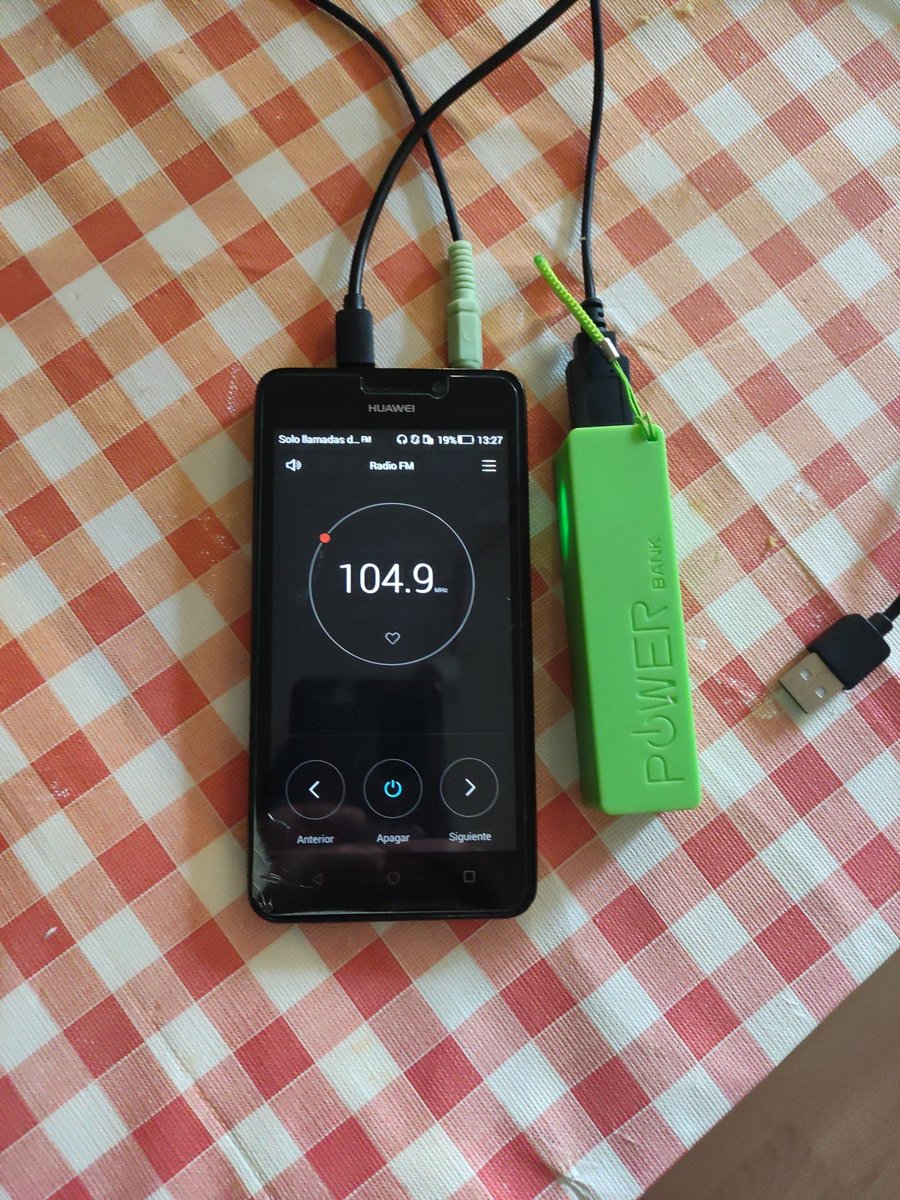En casa nos ha tocado desempolvar un antiguo teléfono y una vieja power bank para poder estar informado de lo que está pasando.