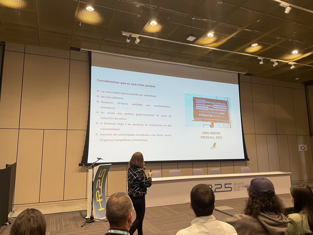 En la Conferencia Internacional de Reducción de Daños celebrada en #Bogotá #Colombia la Doctora Clara Fleiz comparte su experiencia en una mesa de análisis de sustancias. #HR25
