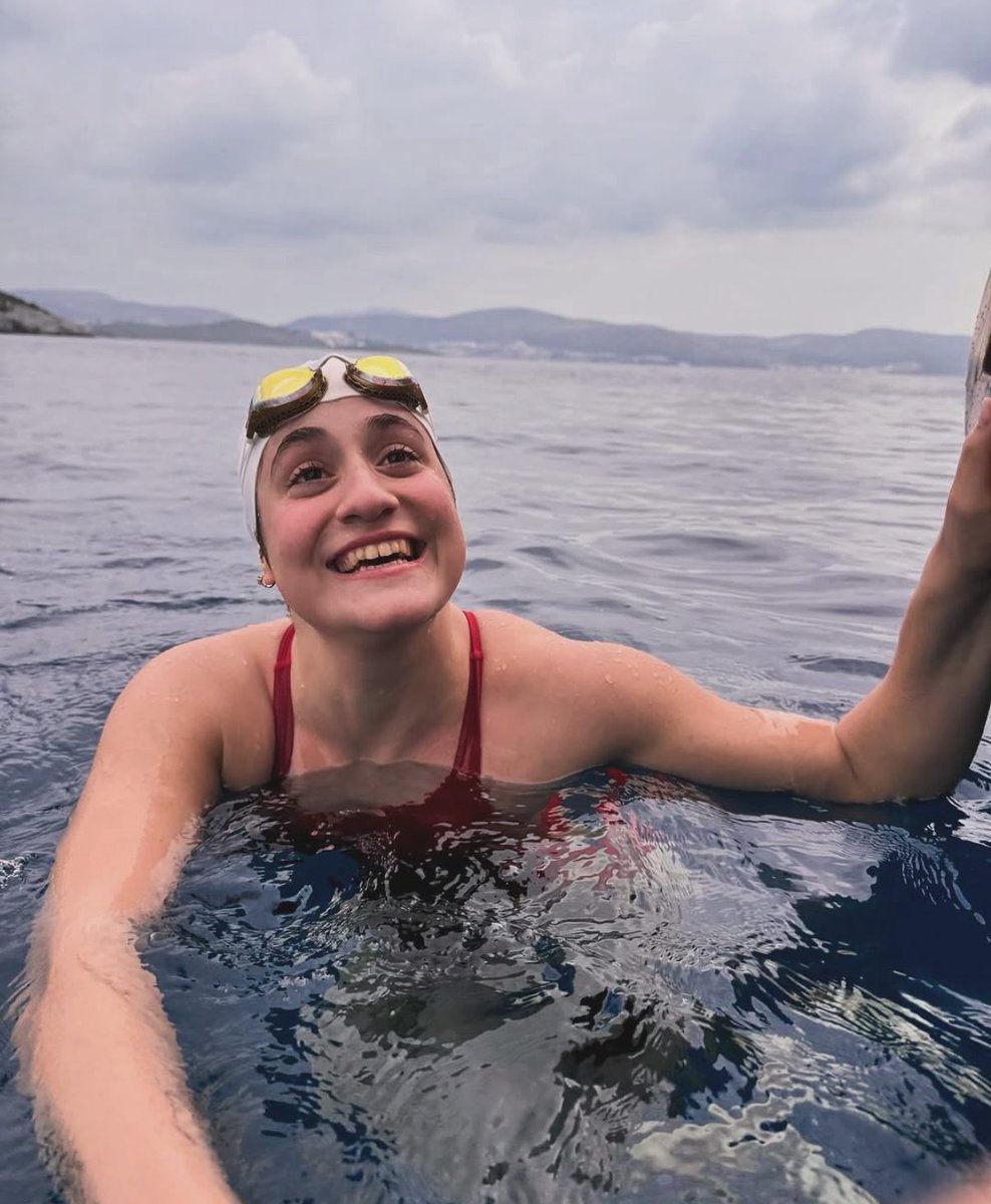 Maraton yüzücüsü Aysu Türkoğlu, Kaiwi Kanalı'nı yüzerek geçen en genç Türk sporcu oldu.

23 yaşındaki Türkoğlu, 65 kilometrelik mesafeyi 21 saatte aralıksız yüzerek geçti.