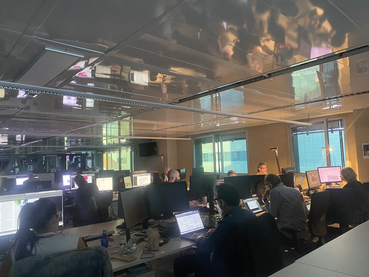 Muchos compañeros de la unidad de edición <a href="/el_pais/">EL PAÍS</a> han venido andando a Miguel Yuste, muy alejado del centro, para que el periódico llegue a tiempo a la rotativa