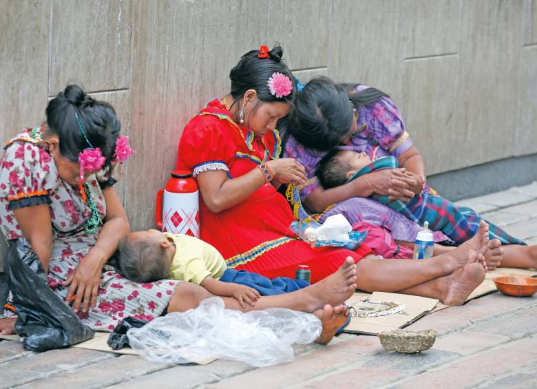 Traer hasta Bogotá a mujeres y niños indígenas para ponerlos a pedir dinero en las aceras, mientras los hombres se emborrachan con el pago que les hacen.

GOBIERNO ESCLAVISTA Y RACISTA!