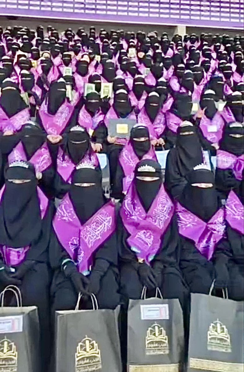 replique2's tweet photo. Remise des récompenses en Syrie pour celles qui ont mémoriser le Coran par cœur. No comment #islamisme https://t.co/ofvc5Fld8r