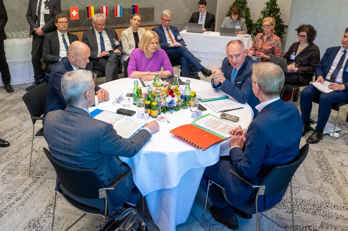 Auftakt zum Treffen der DE-sprachigen Innenministerinnen und Innenminister in 🇦🇹: BR <a href="/beat_jans/">Beat Jans</a> trifft Gastgeber Gerhard Karner, @nancyfaeser🇩🇪, <a href="/LeonGloden/">Léon Gloden</a>🇱🇺 und Hubert Büchel🇱🇮 zu Gesprächen zur Migrations- und Sicherheitspolitik sowie zur grenzüberschreitenden Zusammenarbeit.