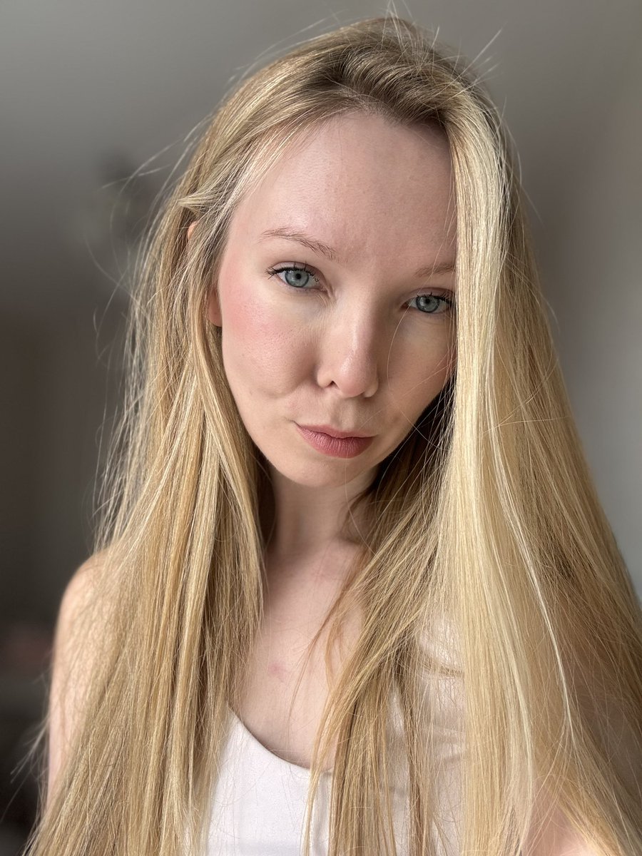 Уважаемые коллеги мейкап выходного дня вашему вниманию

Использованы такие продукты как маска darling глубокий сон ~10 часов новые румяна гигиеническая помада и карандаш тени и тушь всего понемногу 💅🏻🪄