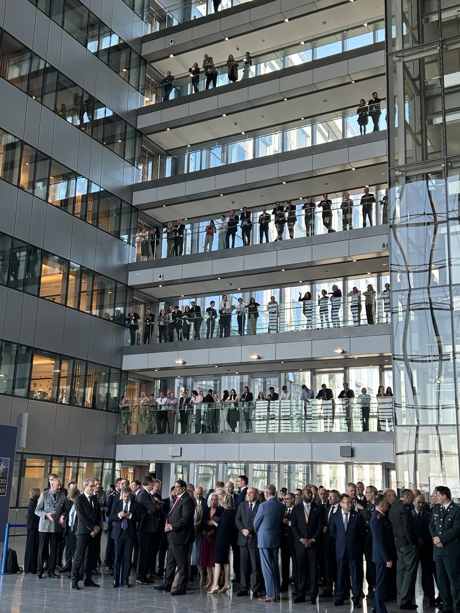 In his keynote speech marking the 70th anniversary of Germany’s accession to #NATO, Federal President #Steinmeier spoke of his profound gratitude that 🇩🇪 was taken under the wing of Article 5 in 1955, just ten years after the destruction and hatred unleashed by Nazi Germany. 1/3