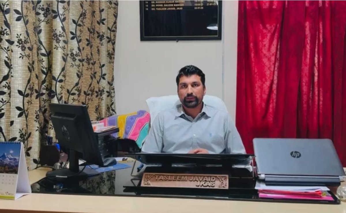 jkchanneltv's tweet image. ARTO Kishtwar suspends the #permits of three #vehicles, blacklists 20, and #suspends 11 driving licenses in a bid to improve road safety. 'Passenger safety and reducing road accidents are our top priorities,' he stated.
@DICKishtwar @diprjk
