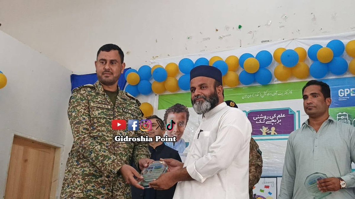 گوادر: اسکولانی "داخلہ مہم" ءِ درگت ءَ مُلّا ھدایت الرحمٰن ءُ فوجی افسر  ایوارڈ بہر کنگ ءَ انت