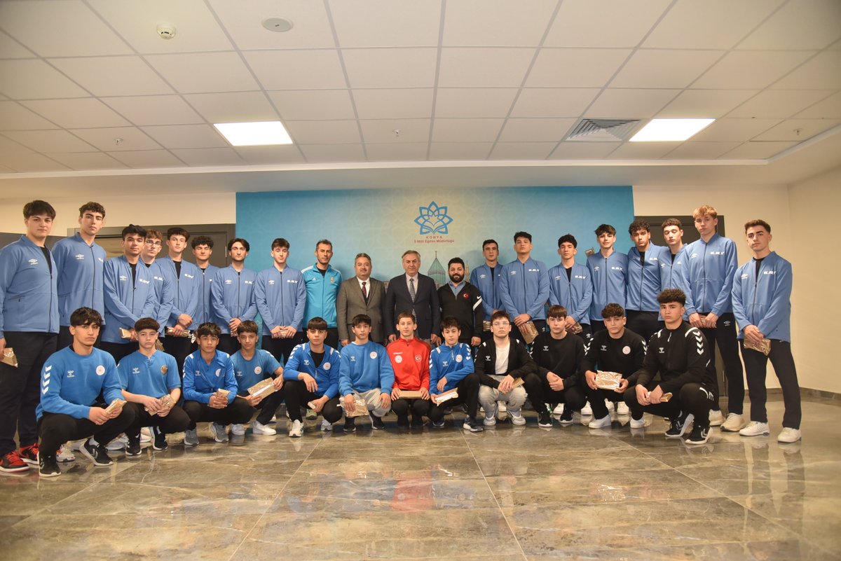 konyamem's tweet photo. KARATAY HAMZA YERLİKAYA SPOR LİSESİ TAKIMLARI ÖDÜLLENDİRİLDİ

İl Milli Eğitim Müdürümüz Murat Yiğit, Karatay Hamza Yerlikaya Spor Lisesi takımlarını ödüllendirdi.

Grekoromen Güreş Takımı; Okul Sporları Türkiye Şampiyonası’nda takım halinde Türkiye şampiyonu olurken bireysel müsabakalarda 4 altın, 1 gümüş ve 1 bronz madalya kazandı. Aynı takım, Sırbistan’da düzenlenen U15 Okul Sporları Dünya Şampiyonası’nda üçüncülük elde etti.

Erkek Voleybol Takımı ise Okul Sporları Türkiye Şampiyonası’nda Türkiye üçüncüsü oldu.

Öğrencilerimizi, öğretmenlerimizi ve yöneticilerimizi tebrik eder, başarılarının devamını dileriz.

@tcmeb @Yusuf__Tekin @TCKonyaValiligi @Vali_Akin @Konyabuyuksehir @u_ibrahim_altay @gokhanmurat1 @karatayilcemem #BizimOkulumuz #BaşarmayaHazırım #Konyamem