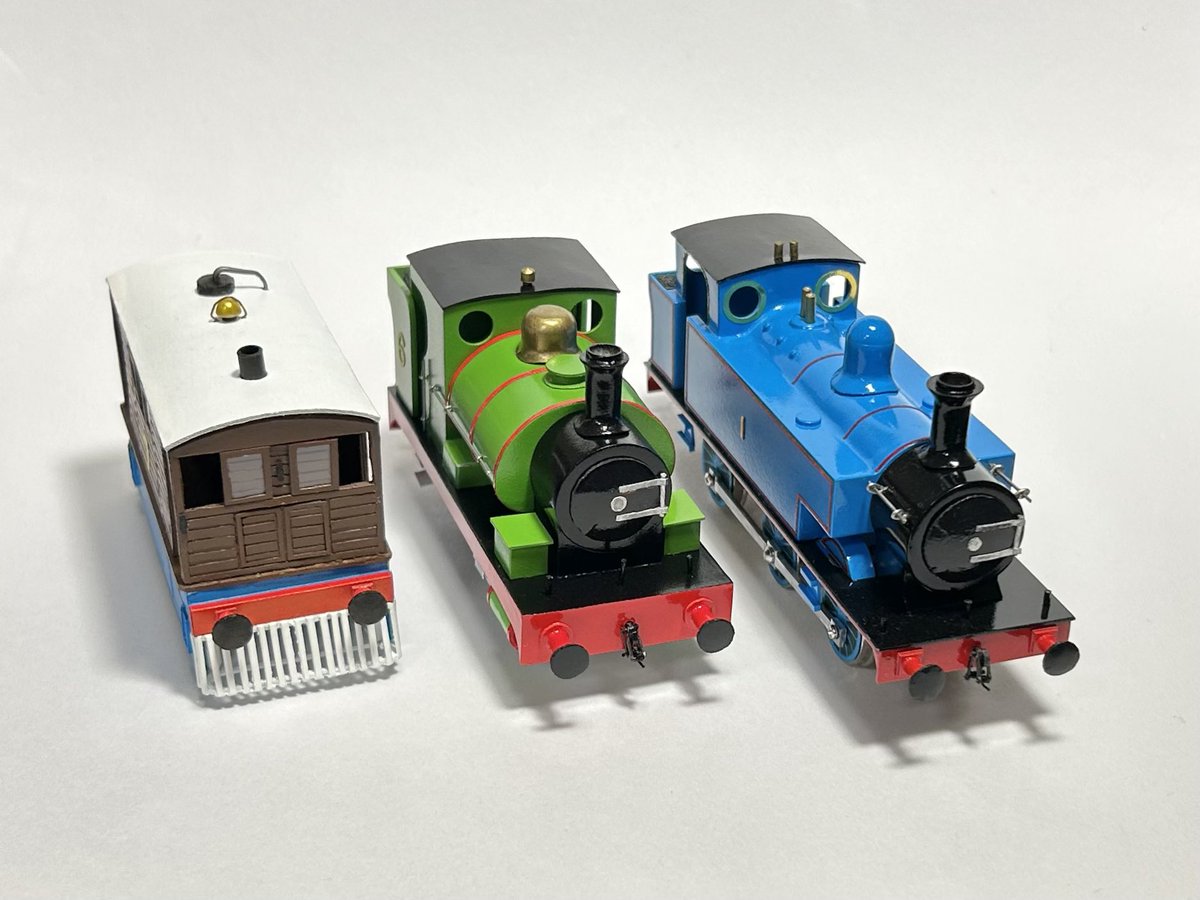 Percy the Small Engine (OO)

 #おとなのトーマスひろば2 にて展示いたしました、ちびっこ機関車パーシーです。
オードリー牧師自作の模型を基としています。
原作者にとっての"ばっちりパーシー"です。
お馴染みの３台が遂に揃いました。
まるっこい緑のボディが引き立っています。