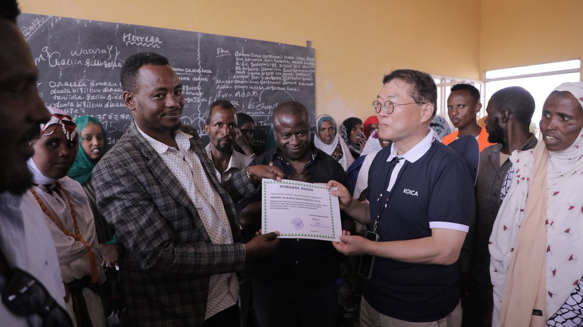 IOM Ethiopia (@iomethiopia) on Twitter photo Last week, <a href="/KOICA_Ethiopia/">KOICA Ethiopia</a> & <a href="/UNmigration/">IOM - UN Migration 🇺🇳</a> handed over 2 new classroom blocks (6 classrooms!) to the Chinaksan Primary School in #Somali🇪🇹, replacing those lost to conflict a few years ago - boosting education & promoting social cohesion! 📚🏫
#EducationForAll #durablesolutions Last week, <a href="/KOICA_Ethiopia/">KOICA Ethiopia</a> & <a href="/UNmigration/">IOM - UN Migration 🇺🇳</a> handed over 2 new classroom blocks (6 classrooms!) to the Chinaksan Primary School in #Somali🇪🇹, replacing those lost to conflict a few years ago - boosting education & promoting social cohesion! 📚🏫
#EducationForAll #durablesolutions