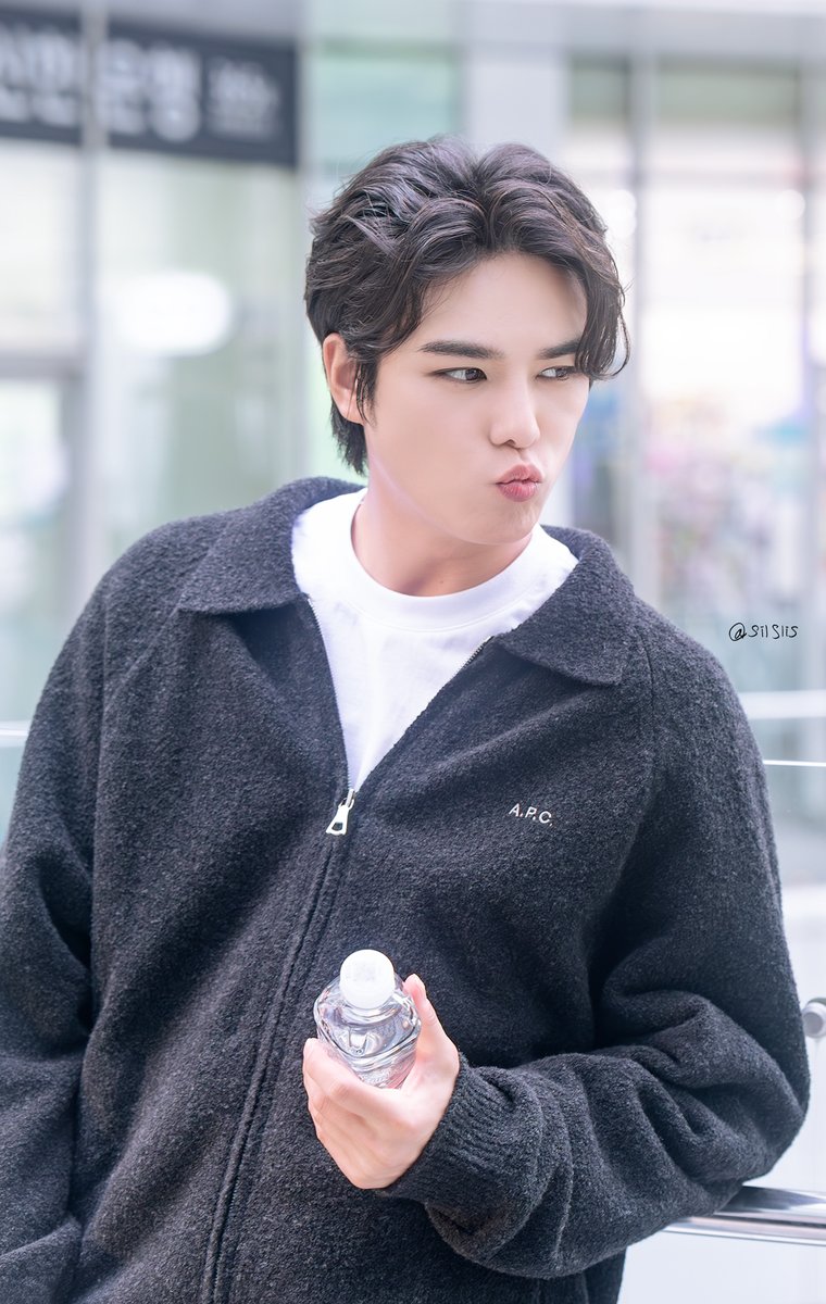 2025. 4. 27. 도리안 그레이 퇴근길
윤소호 배우님

입술 가만 못 두는 버릇 

#윤소호