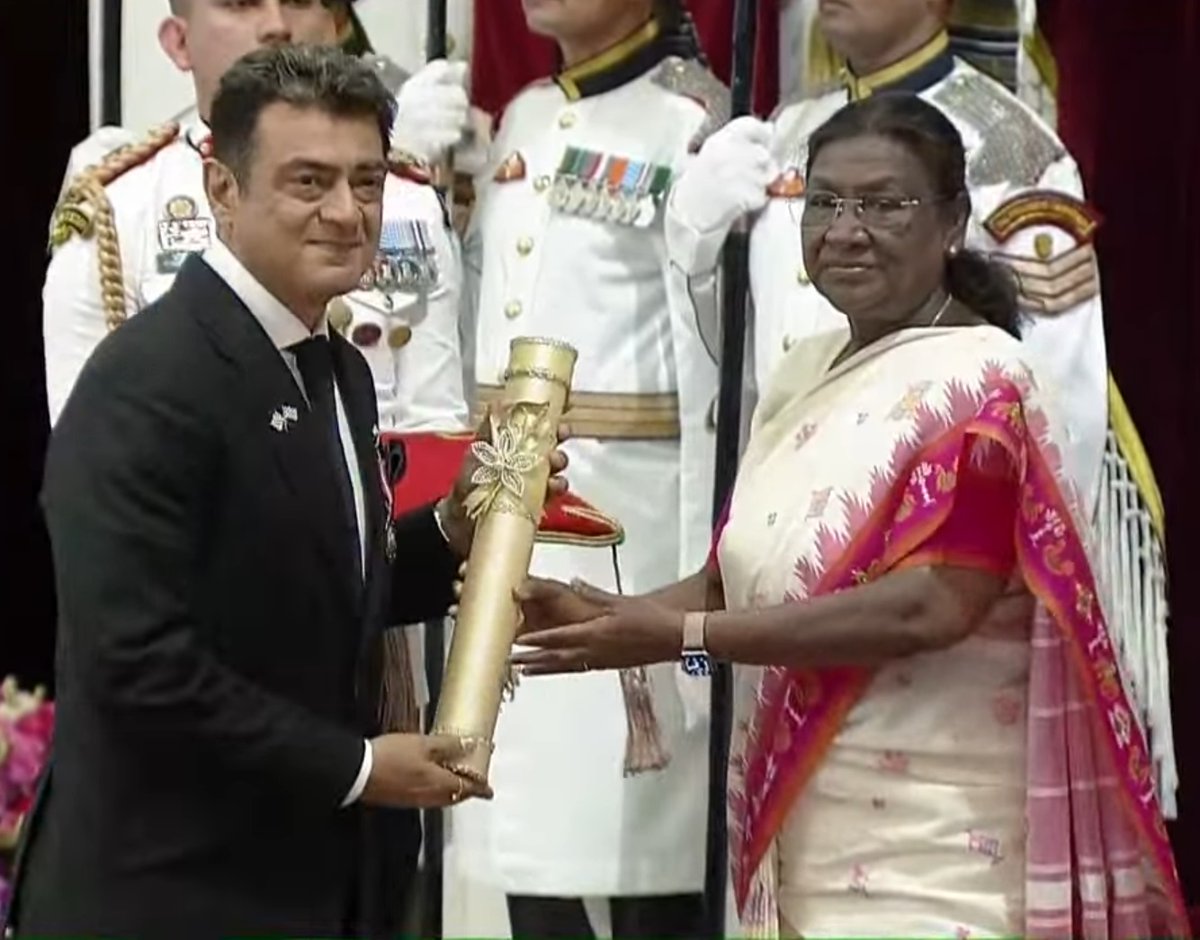 bombaytimes's tweet image. #PadmaAwards2025: #SAjithKumar receives the Padma Bhushan Award for his contributions in the field of art

#padmaawards #PadmabhushanAjithKumar #trending #awards