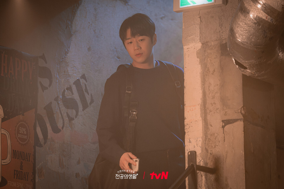 •kdm•
⚠️🔥 Resident Playbook
Jadi si dowon dowon itu selain nungguin, nyariin, diaa juga bawain tasnyaa 520? Baik beneer nih senior satu 😩