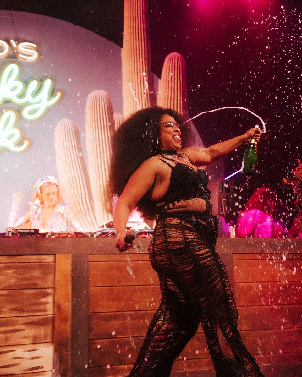 ParisHilton's tweet image. We made history at #Stagecoach2025 🤠🔥 Packed out @Diplo’s Honky Tonk Stage, brought out my sis Lizzo 🥰, performed my faves from #InfiniteIcon 🎶, and turned the desert into a iconic dance party 🪩 The energy was next level and we had the tent overflowing with the hottest…