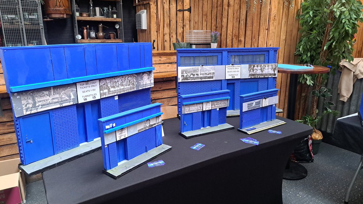 day_Kennedy (@day_kennedy1) on Twitter photo Enjoyed displaying some of my work <a href="/MurphysDist/">MurphysDistillery</a> yesterday. Some really talented Toffees fans there. Thanks for the invite. <a href="/ToffeeTVEFC/">πππ
π
ππ ππ</a> <a href="/acrosstheparkpc/">Across The Park Podcast</a> <a href="/TOFFEEBLUECAST/">TOFFEE BLUECAST</a> #Everton #COYB #Goodison #Toffees #MyGoodison Enjoyed displaying some of my work <a href="/MurphysDist/">MurphysDistillery</a> yesterday. Some really talented Toffees fans there. Thanks for the invite. <a href="/ToffeeTVEFC/">πππ
π
ππ ππ</a> <a href="/acrosstheparkpc/">Across The Park Podcast</a> <a href="/TOFFEEBLUECAST/">TOFFEE BLUECAST</a> #Everton #COYB #Goodison #Toffees #MyGoodison