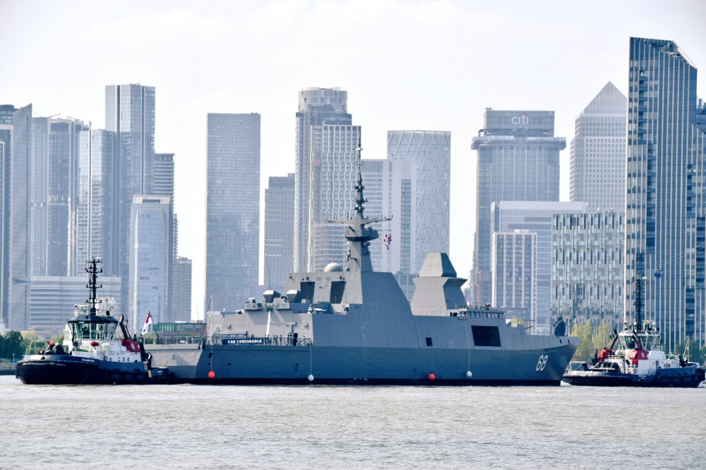 AJBC_1's tweet photo. Selamat datang ke London 🇸🇬 Republic of #SingaporeNavy (RSN) stealth frigate RSS FORMIDABLE (68) arriving on the #Thames for a stay at #WestIndiaDock in #London.

#dlr_blog
@mindefsg #NavyatLondon #RSSFORMIDABLE
🇸🇬🤝🇬🇧 @SHCLon

@WarshipsIFR @seawaves_mag 
@SGglobalnetwork #Sg60 https://t.co/xoyO8KINyr