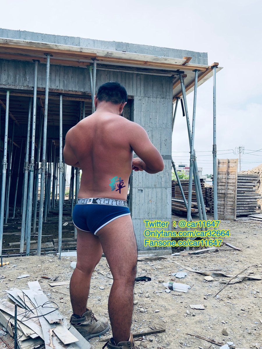 只有我家工地可以這樣讓我只穿內褲工作了，這樣穿工作真的很舒服哎🥰 

可惜周圍都是田沒人會突然出現問我：「怎麼連褲子都沒穿？」

㊙️做愛大片限時上架㊙️
Exclusive Limited-Time Release of Adult Film.
⬇️觀看點擊下方放留言區連結⬇️
The link is in the comments section below.