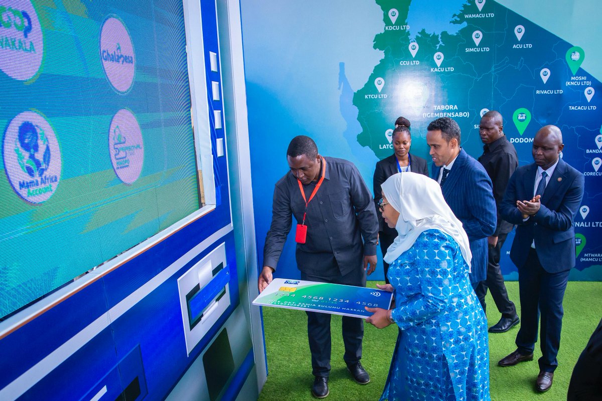 SuluhuSamia's tweet image. Leo ni siku ya kipekee katika sekta ya kilimo na uchumi wa nchi yetu kwa ujumla, ambapo nimezindua Benki ya Ushirika Tanzania. Benki hii ni sehemu ya kazi kubwa tunayoendelea kuifanya ya kuongeza tija katika sekta ya kilimo. Uanzishaji wa benki hii unalenga kutimiza hitaji la…