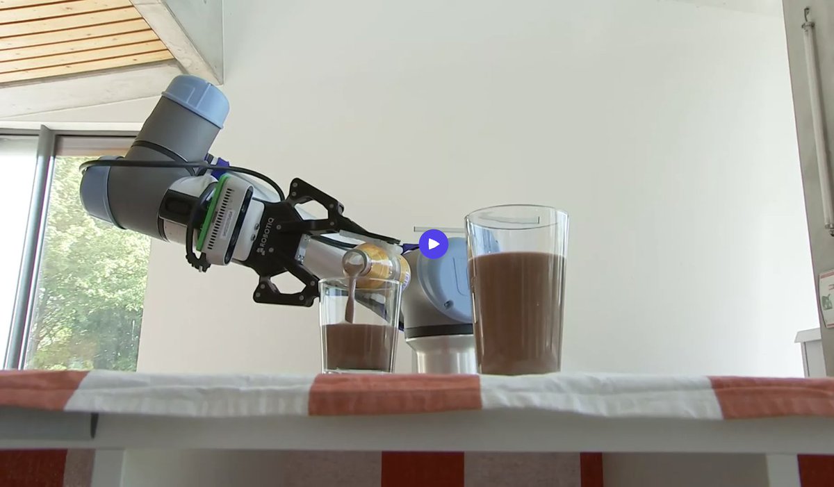 Vandaag verliet de butler-robot voor het eerst het labo: drankjes uitschenken en de flesjes daarna in de glasbak deponeren. Een nieuwe stap richting robots die personeelstekorten in horeca en zorg opvangen. Te zien op imec's ITF World (20-21 mei).
vrt.be/vrtnws/nl/kijk…