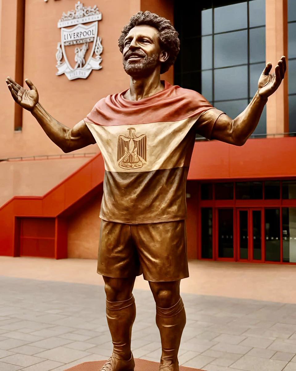 الانجليز صنعوا تمثال لصلاح  .. انتم عملتم اى .. اقولك جابتها حسام بطيخة  يدرب صلاح فى المنتخب   اااه يابشر  بتمشي بظهرها  😂😂👇