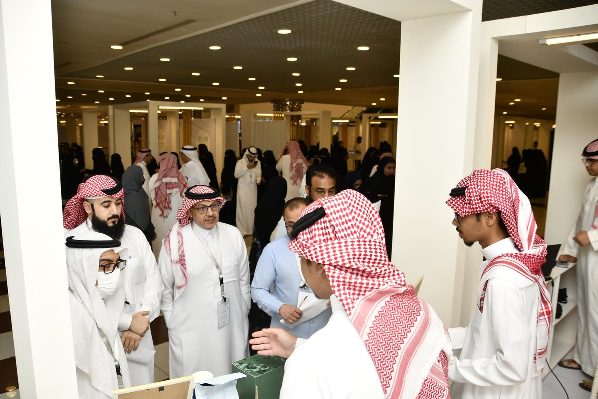 افتتحت مساعد المدير العام للشؤون التعليمية، فعاليات البرنامج الوزاري لريادة الأعمال "ريادي"، الذي تستضيفه الإدارة العامة للتعليم بالمنطقة الشرقية لمدة خمسة أيام، بمشاركة 64 طالبًا وطالبة من 16 إدارة تعليمية من مختلف مناطق المملكة، وذلك في مجمع العثيم التجاري بمدينة الدمام.