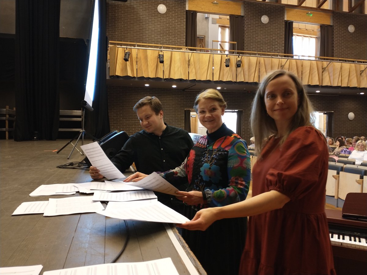 Multimediālais kon­cert­uzvedums “Māls”. Tas augustā būs skatāms Žagarkalnā. Režisore Inga Cipe atklāj, ka tiks iesaistīti ap diviem tūkstošiem novada amatierkolektīvu dalībnieku.
👉Lasi vairāk:👉edruva.lv/sabiedriba/mal…