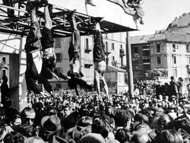 Hace 80 años, un comando partisano capturaba a Benito #Mussolini y a su amante, Clara Petacci. Tras un juicio sumario, son fusilados y su cuerpos son exhibidos en la Plaza Loreto, de la ciudad de Milán.
#Italia #Fascismo