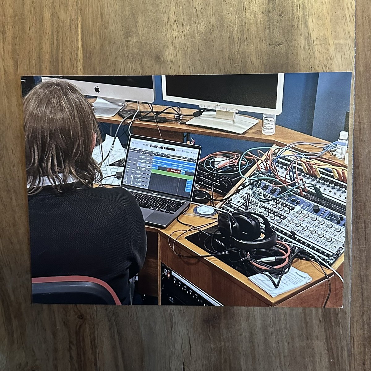 Thewelfarecollective (@thewelfarecoll) on Twitter photo This is David Brewis <a href="/fieldmusicmusic/">Field Music</a> 🙌
Feat. some of his inventive production techniques, “Now I’m Older” inc a metal case & a packet of guitar strings on top of a floor tom, beaten with a stick & brush - great stuff 🏆
“Now I’m Older” stream links thewelfarecollective.com 🎧 This is David Brewis <a href="/fieldmusicmusic/">Field Music</a> 🙌
Feat. some of his inventive production techniques, “Now I’m Older” inc a metal case & a packet of guitar strings on top of a floor tom, beaten with a stick & brush - great stuff 🏆
“Now I’m Older” stream links thewelfarecollective.com 🎧