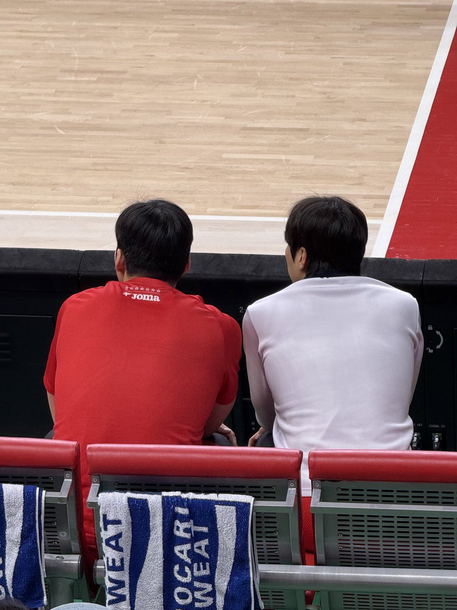 _cocobin's tweet image. ㅈㅉ 뭔 자석마냥 둘이 챱 붙어잇어