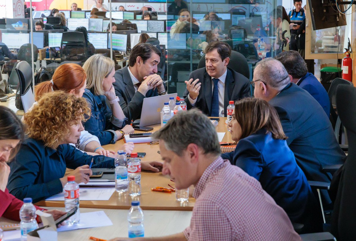 Desde las 13:25 horas estamos reunidos en la Agencia de Seguridad y Emergencias 112 para coordinar y garantizar el funcionamiento de servicios básicos como la atención sanitaria, emergencias, residencias de mayores y centros educativos. 

Hemos declarado el nivel 2 del Plancal de