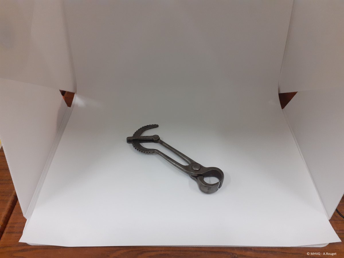 En ce #JourDeFermeture, vérification des objets exposés dans le parcours permanent : constats d'état, pesage, photographie des instruments de hongreur.
#ConservationPréventive