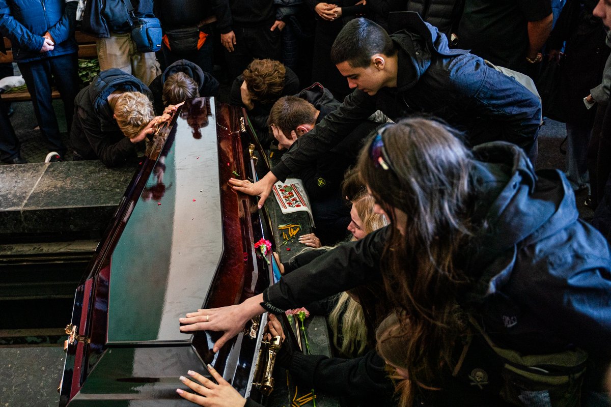 🕯️Určitě si pamatujete na útok na Kyjev před několika dny - zemřel při něm s rodinou mladý Danylo - chlapec, který na jeho domácím sídlišti pomáhal lidem a byl srdcem celé čtvrti.

Danylo byl dnes s rodinou pochován v Kyjevě - Tohle je Rusko a jeho snaha o mír.

Prosím sdílejte.