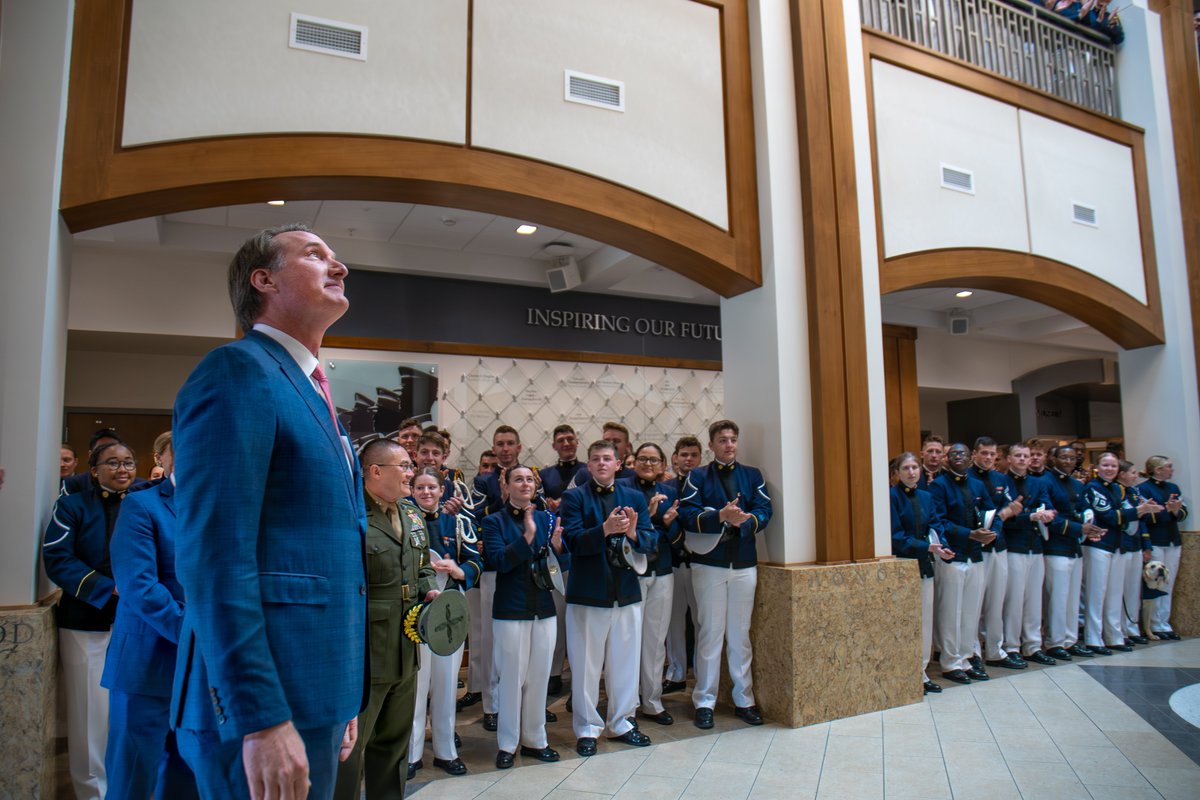 VTCorpsofCadets's tweet image. Governor Youngkin recognizes cadets for their service!

We were honored to host Gov. Glenn Youngkin for a brief visit last Thursday on Upper Quad. During his visit, he addressed the Corps and recognized 11 cadets for their exemplary service in recent months!