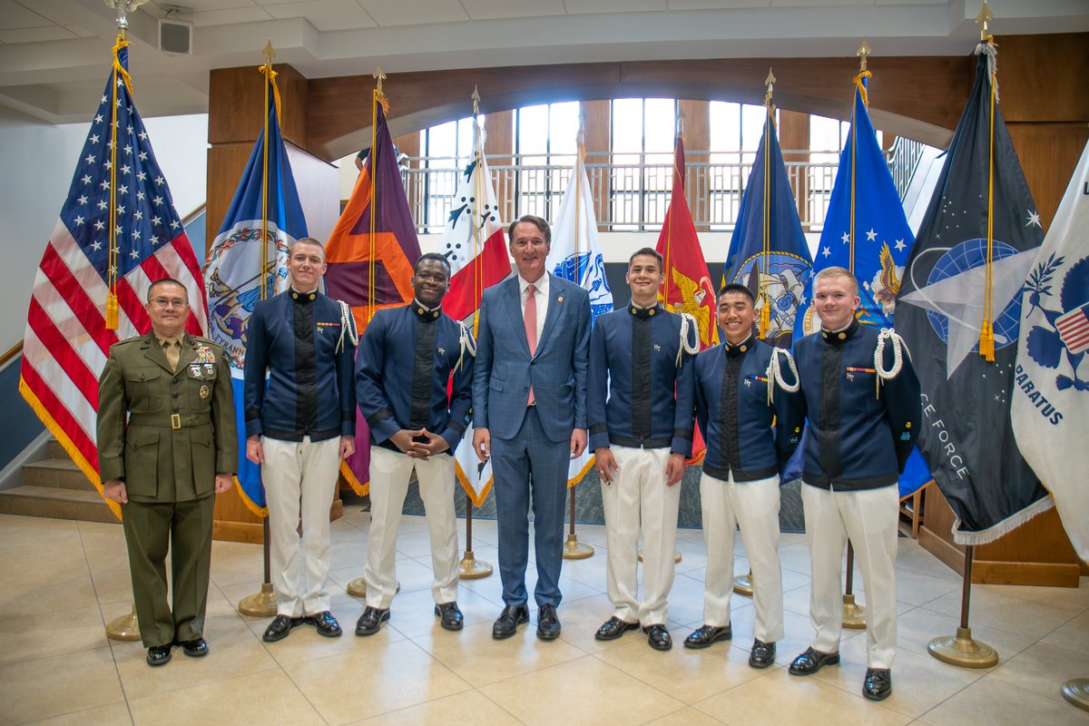 VTCorpsofCadets's tweet image. Governor Youngkin recognizes cadets for their service!

We were honored to host Gov. Glenn Youngkin for a brief visit last Thursday on Upper Quad. During his visit, he addressed the Corps and recognized 11 cadets for their exemplary service in recent months!